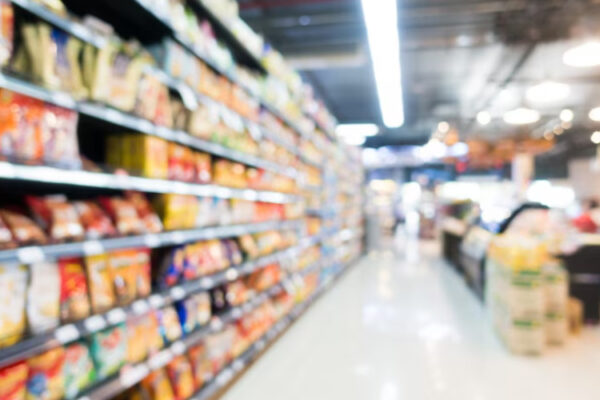 Hasta qué hora está abierta la tienda de alimentos más cercana