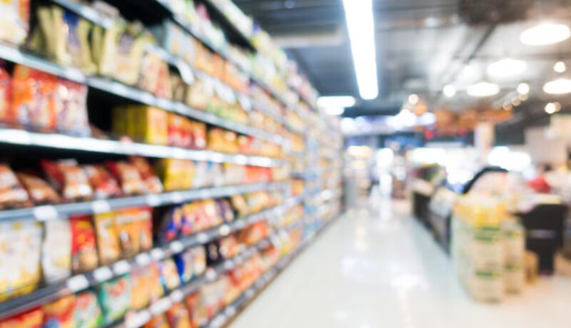 Hasta qué hora está abierta la tienda de alimentos más cercana