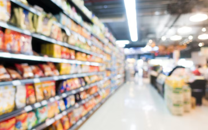 Hasta qué hora está abierta la tienda de alimentos más cercana