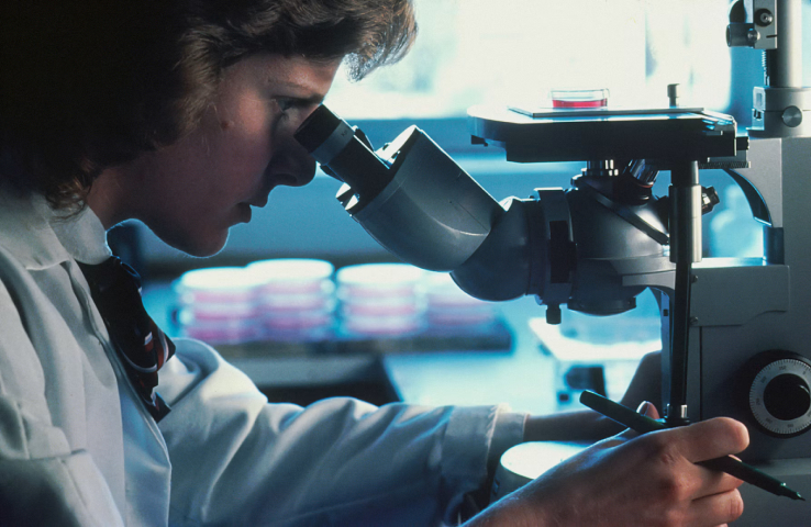 Científica en el laboratorio